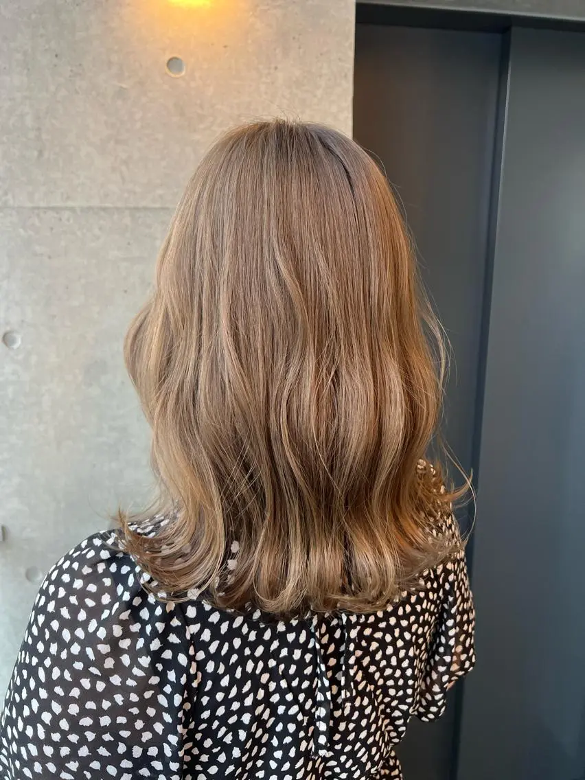 ミディアム カラー シールエクステ アディクシーカラー アッシュ バレイヤージュ ミストバング ヘアカラー 吉野 瑳桜のヘアスタイル
