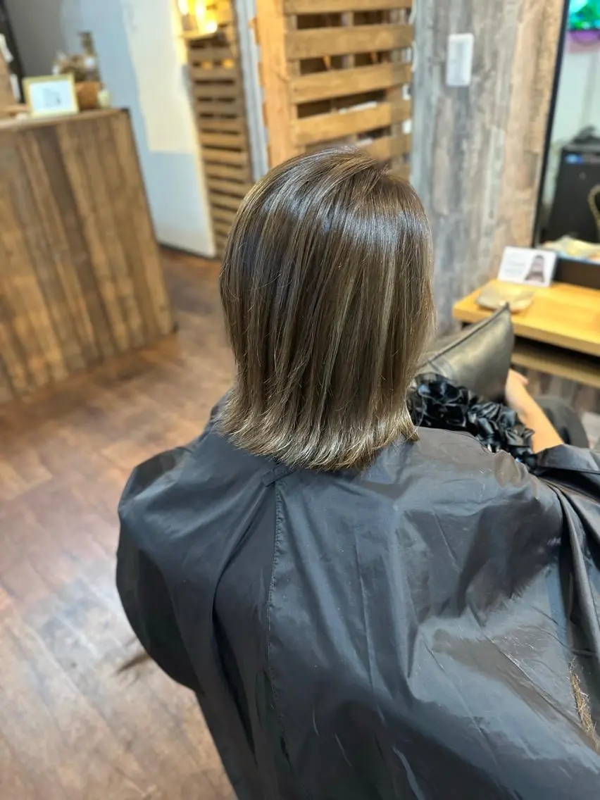ミディアム カラー グレージュ ハイライトカラー ハイライト カット ヘアカラー トリートメント Luzir⭐︎ GEN⭐︎のヘアスタイル