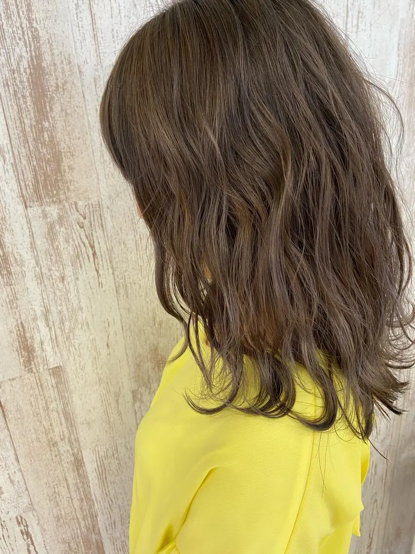 セミロング カラー ブリーチ 透明感カラー グレージュ ミルクティーグレージュ カット ヘアカラー Oopsレイヤー 加藤澄都のヘアスタイル