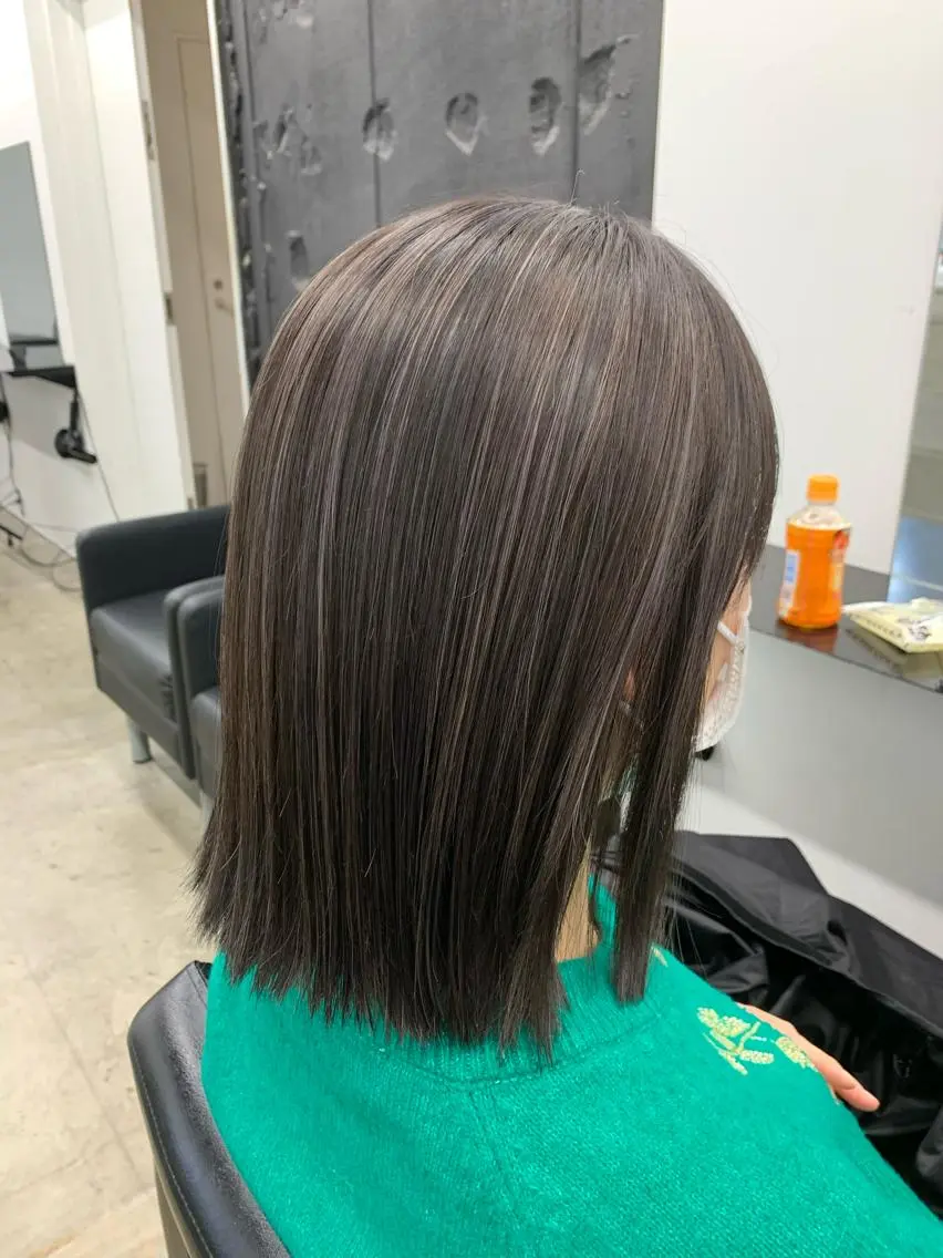 ミディアム カット ヘアカラー HI DEのヘアスタイル