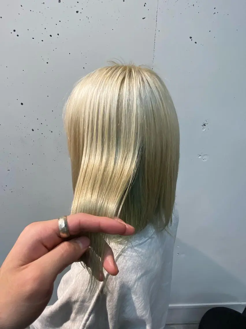 ミディアム カラー ブロンド ヘアカラー トリートメント ウルフカット レイヤーカット上柿のヘアスタイル