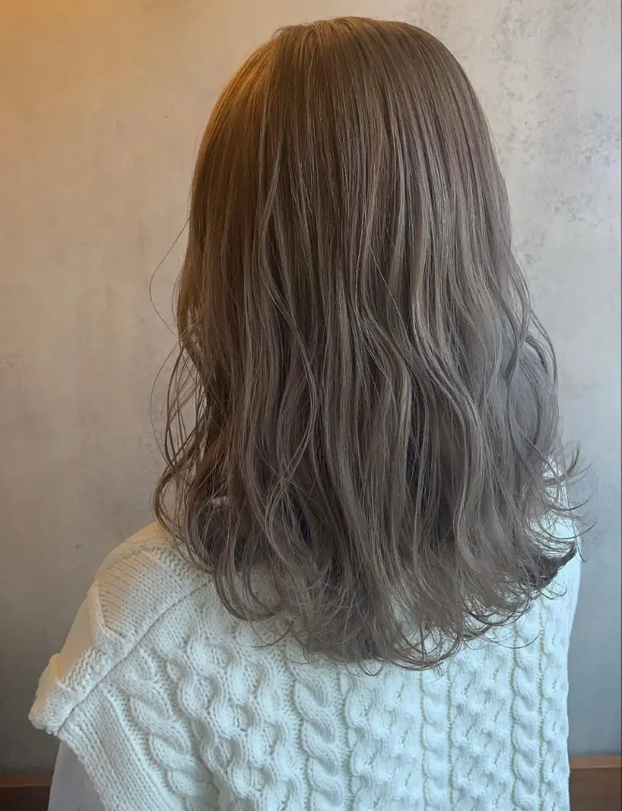 セミロング アッシュ アッシュグレー なつめ🐶ショート ベージュカラーのヘアスタイル