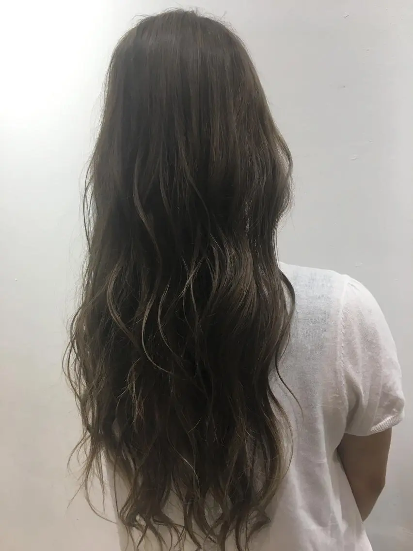 ロング カラー グレージュ 中西 優典のヘアスタイル