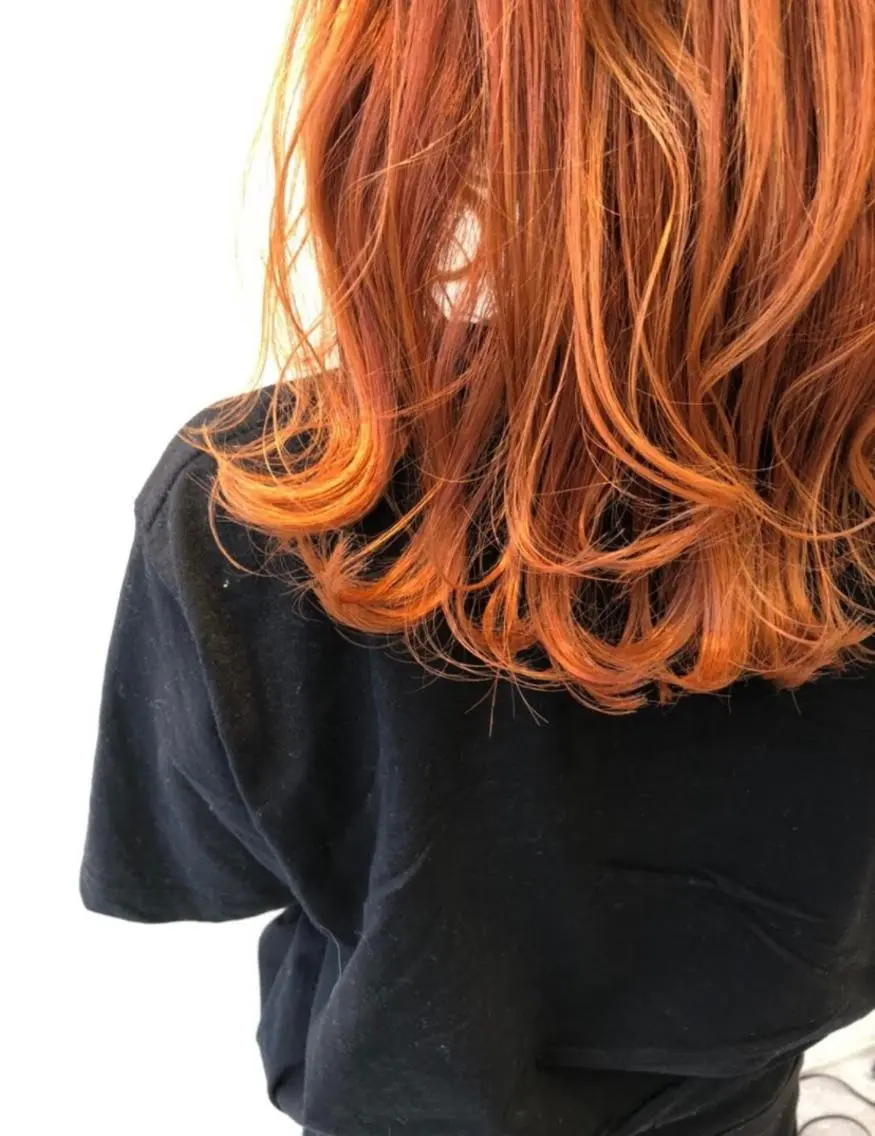 セミロング カラー ヘアアレンジ ブリーチ オレンジ レイヤーカット ローレイヤー カット ヘアカラー トリートメント ウルフカット レイヤーカット上柿のヘアスタイル