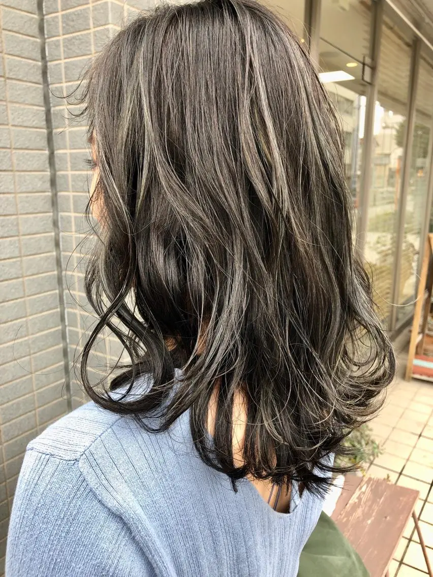 ミディアム カラー ハイライトカラー シルバー ハイライト 似合わせ レイヤー須川のヘアスタイル