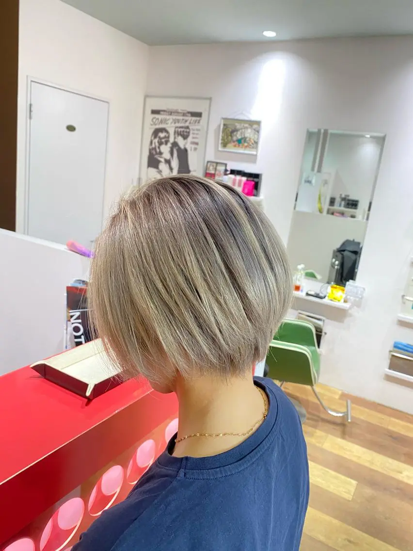 ショート カラー バレイヤージュ ブリーチ グラデーションカラー レイヤーカット ショートヘア 宮地 崇文のヘアスタイル