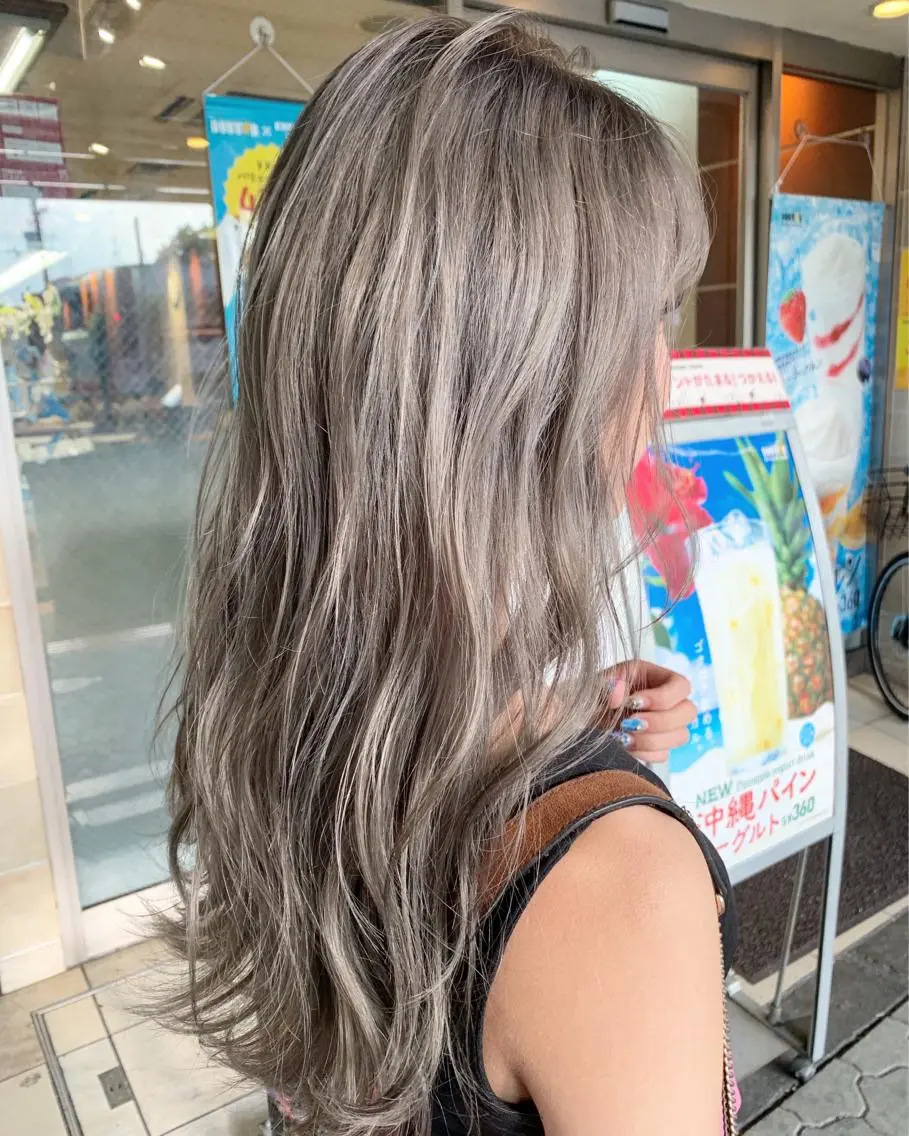 ロング カラー ネイル マツエク・マツパ グレージュ ヘアカラー ブリーチ特化 / share 元太のヘアスタイル