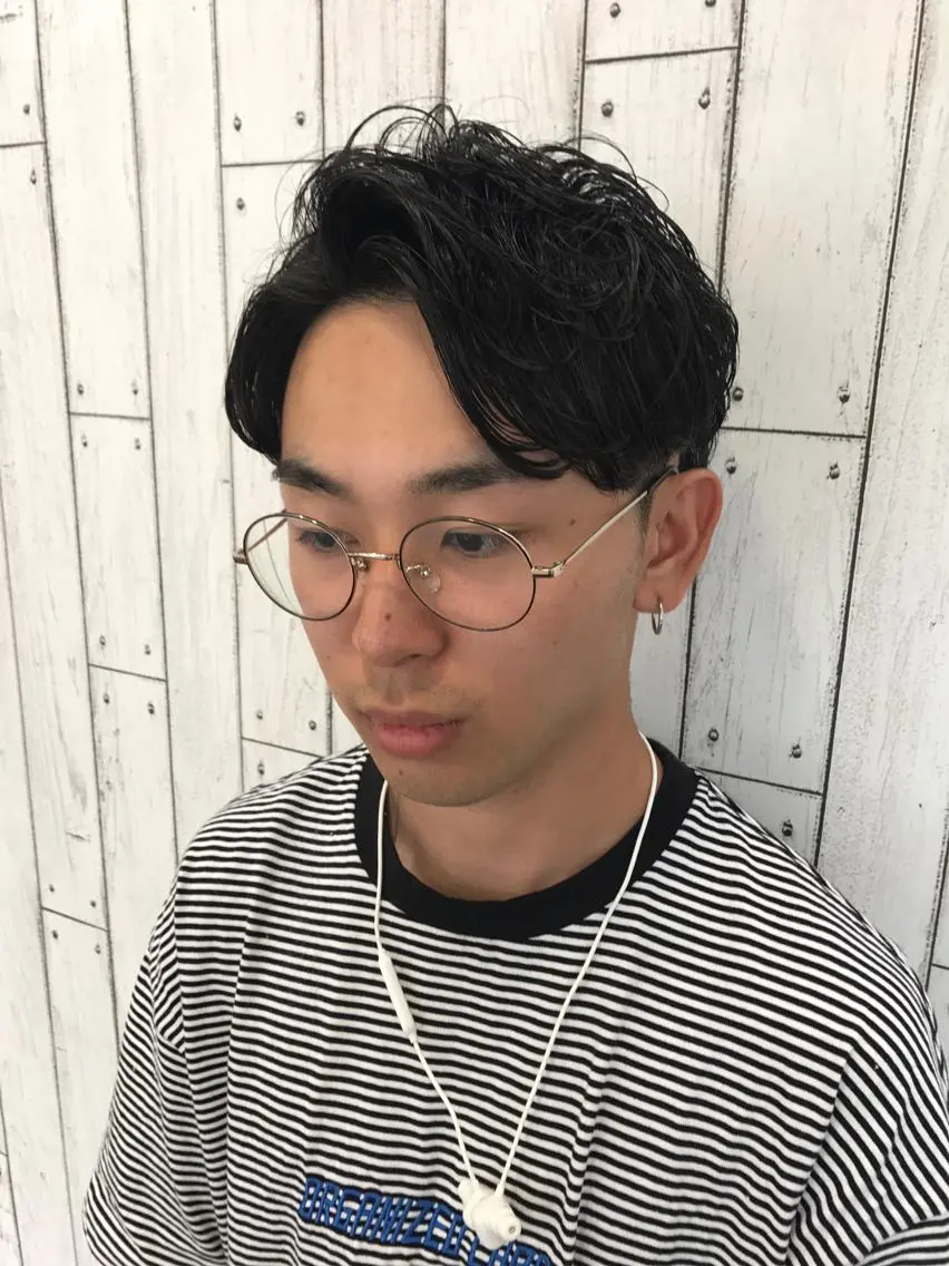 ショート カラー パーマ メンズ センターパート メンズパーマ 🟦横浜駅メンズパー マ｜小上馬淳司🟦のヘアスタイル