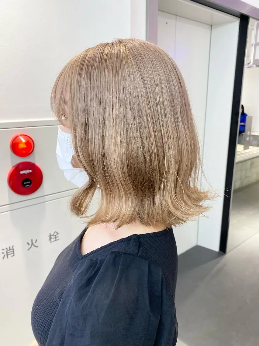 ミディアム カラー ベージュカラー ブリーチ ミルクティーベージュ レイヤー/ハイトーン 🧸SENAのヘアスタイル