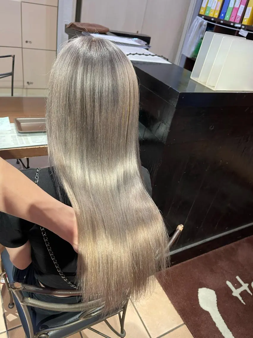 セミロング カラー カット ヘアカラー トリートメント 海外レイヤー/ レイヤーカット/和田のヘアスタイル