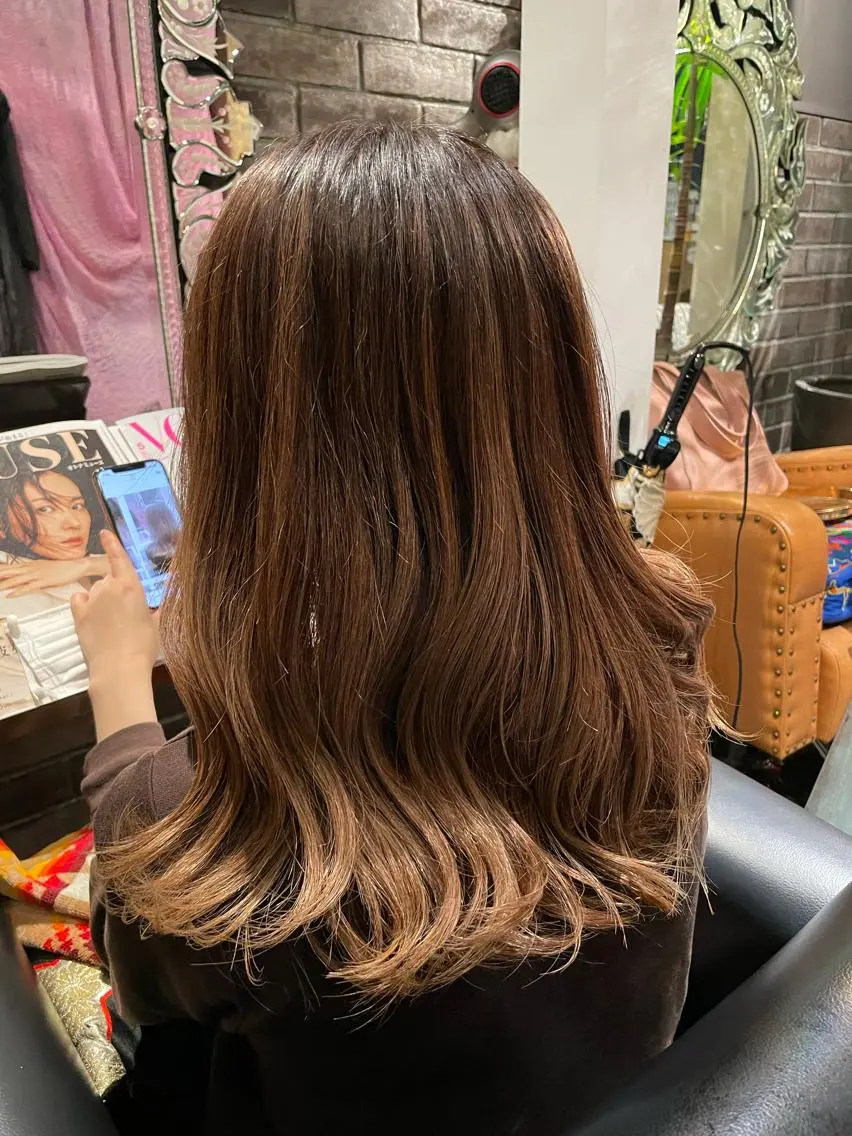 セミロング ハイライト レイヤーカット ヘアカラー 五十嵐 舞のヘアスタイル