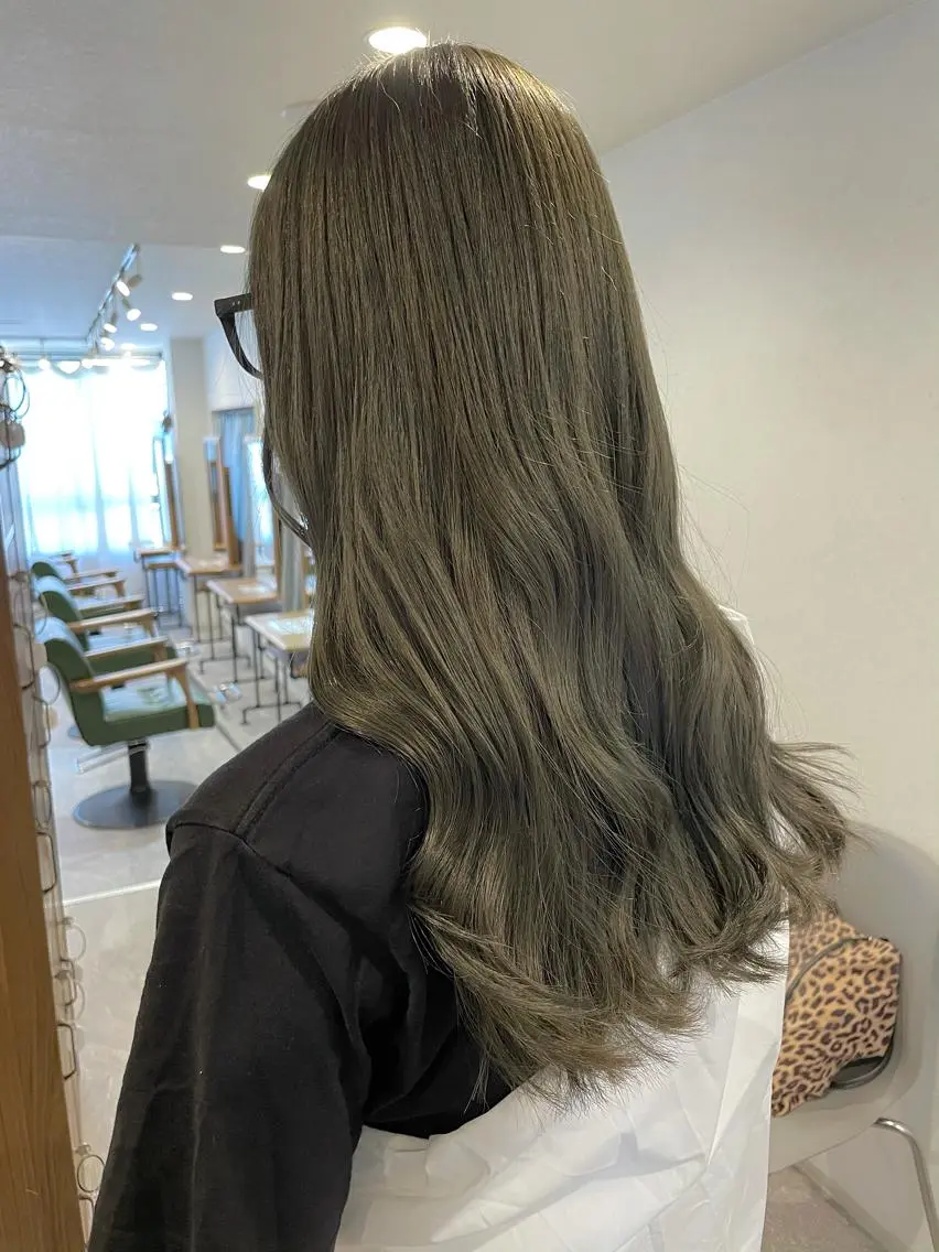 ロング カラー ベージュカラー ブリーチ ケアブリーチ 透明感カラー イルミナカラー カット ヘアカラー トリートメント 安藤 佑衣のヘアスタイル