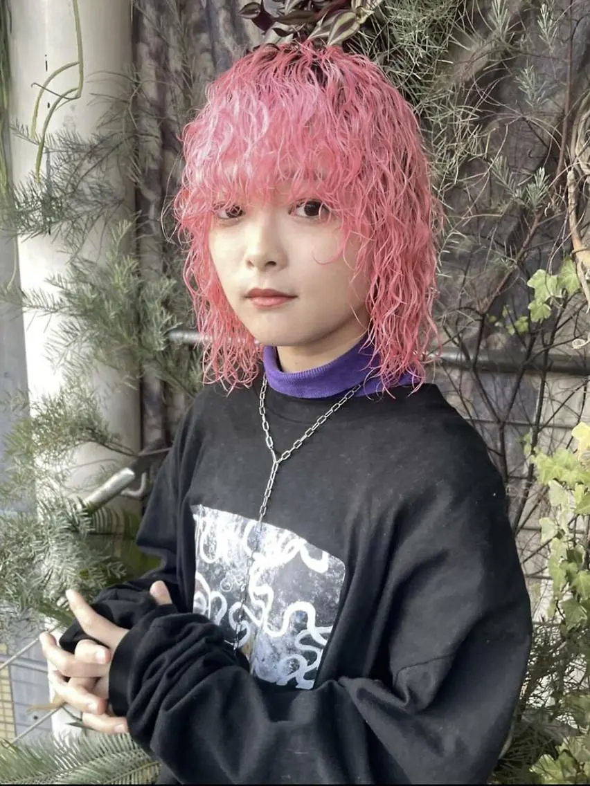 ミディアム カラー パーマ qiie/ハイトーン インナーカラーのヘアスタイル