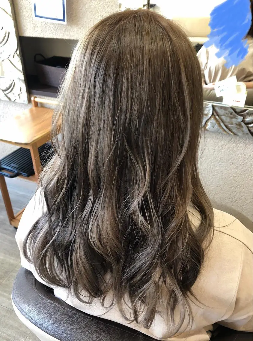 ロング カラー ブリーチ エドルカラー グレージュ ハイライトカラー シルバー ヘアカラー 森田 真由のヘアスタイル