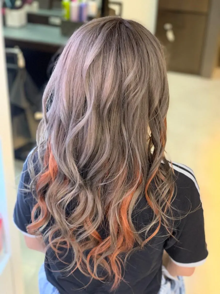 ロング カラー ベージュカラー グレージュ インナーカラー オレンジ ヘアカラー トリートメント ✂️大門 巧✂️ LAFF心斎橋店のヘアスタイル