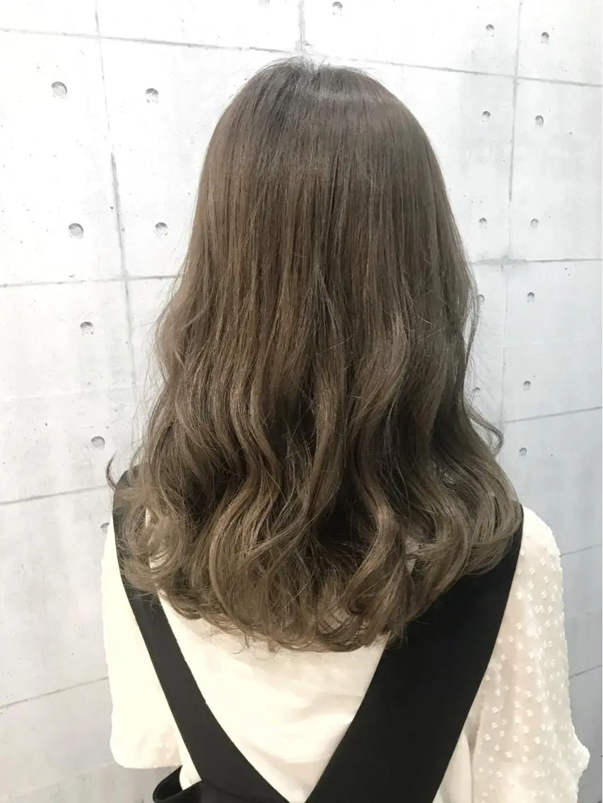 セミロング カラー アッシュ ベージュカラー イルミナカラー 外国人風カラー ヘアカラー 高木 麻知子のヘアスタイル