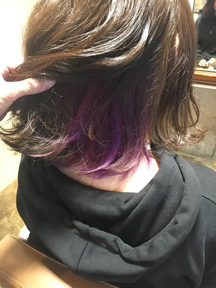 ミディアム カラー アッシュ ベージュカラー インナーカラー バイオレットカラー 北條 優輝のヘアスタイル