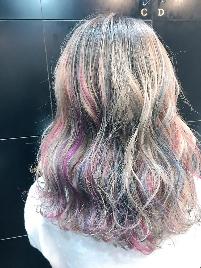 セミロング シールエクステ/ ハイトーンカラーのヘアスタイル