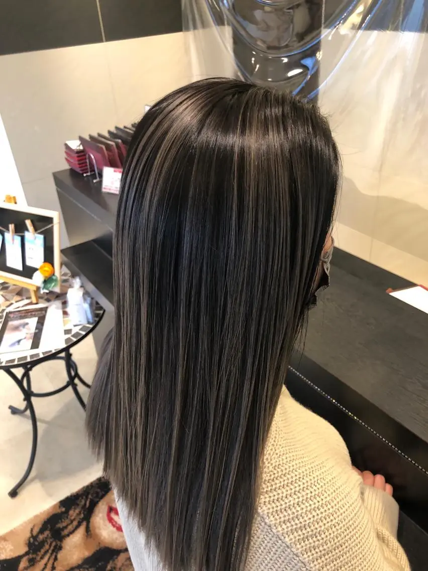 ミディアム レイヤーカット ヘアカラー トリートメント 横倉 宏樹のヘアスタイル