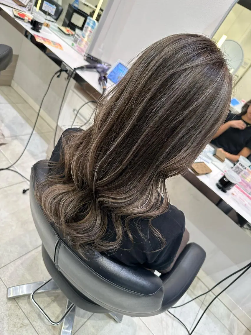 ロング ハイライト 岸 保奈美のヘアスタイル
