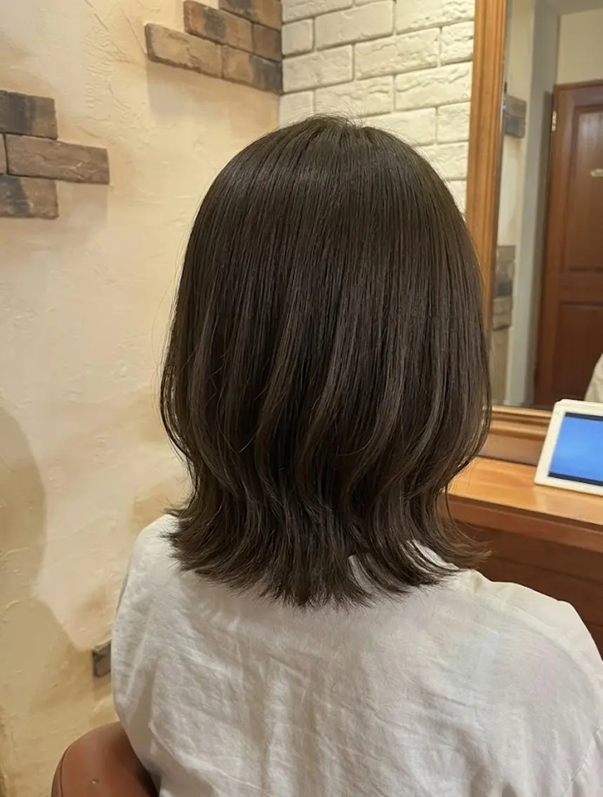 ミディアム カラー 外ハネヘア カット ヘアカラー トリートメント ヘッドスパ flencia 丸 和博|カットのヘアスタイル