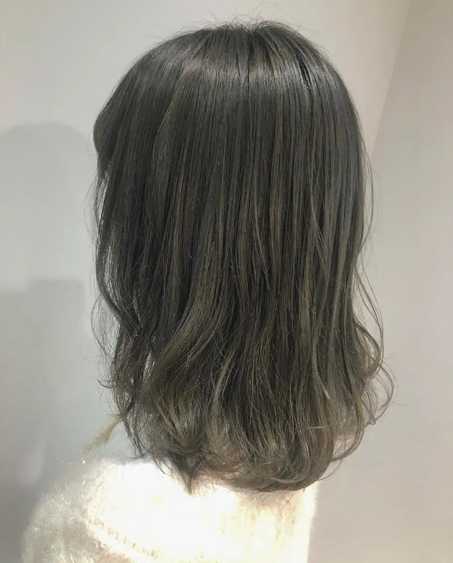 ミディアム カラー ベージュカラー ブリーチ オリーブベージュ カット ヘアカラー トリートメント scene. haraのヘアスタイル