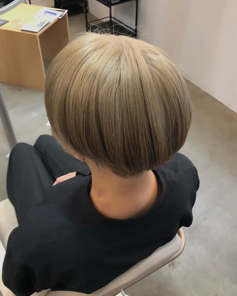 ショート カラー グレージュ ヘアカラー 透明感カラー レイヤー亀井唯登のヘアスタイル