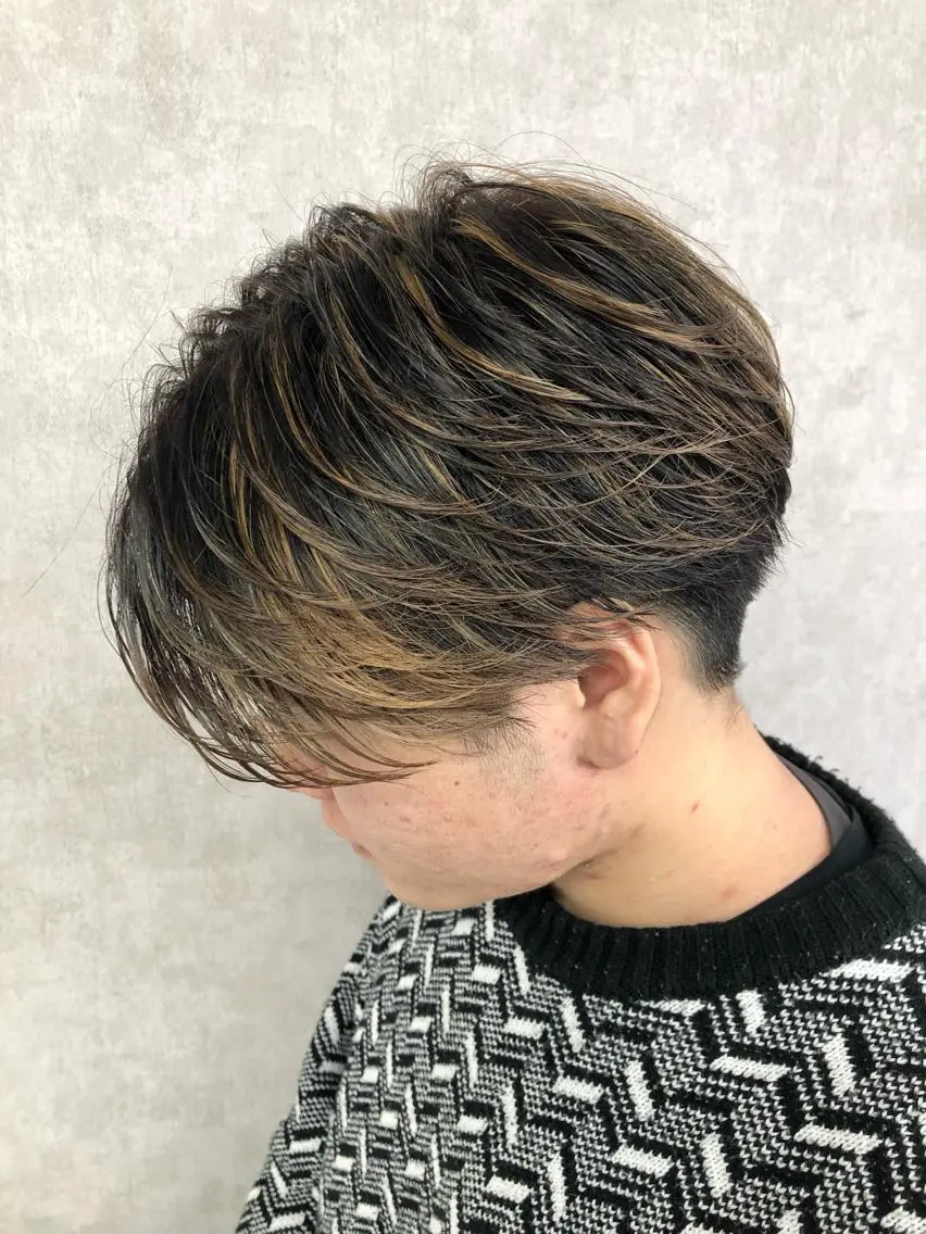 カラー メンズ センターパート メンズハイライト ダークグレー ダークグレージュ グレージュ カット ヘアカラー ショート、韓国メンズ ヘアのかつらぎのヘアスタイル