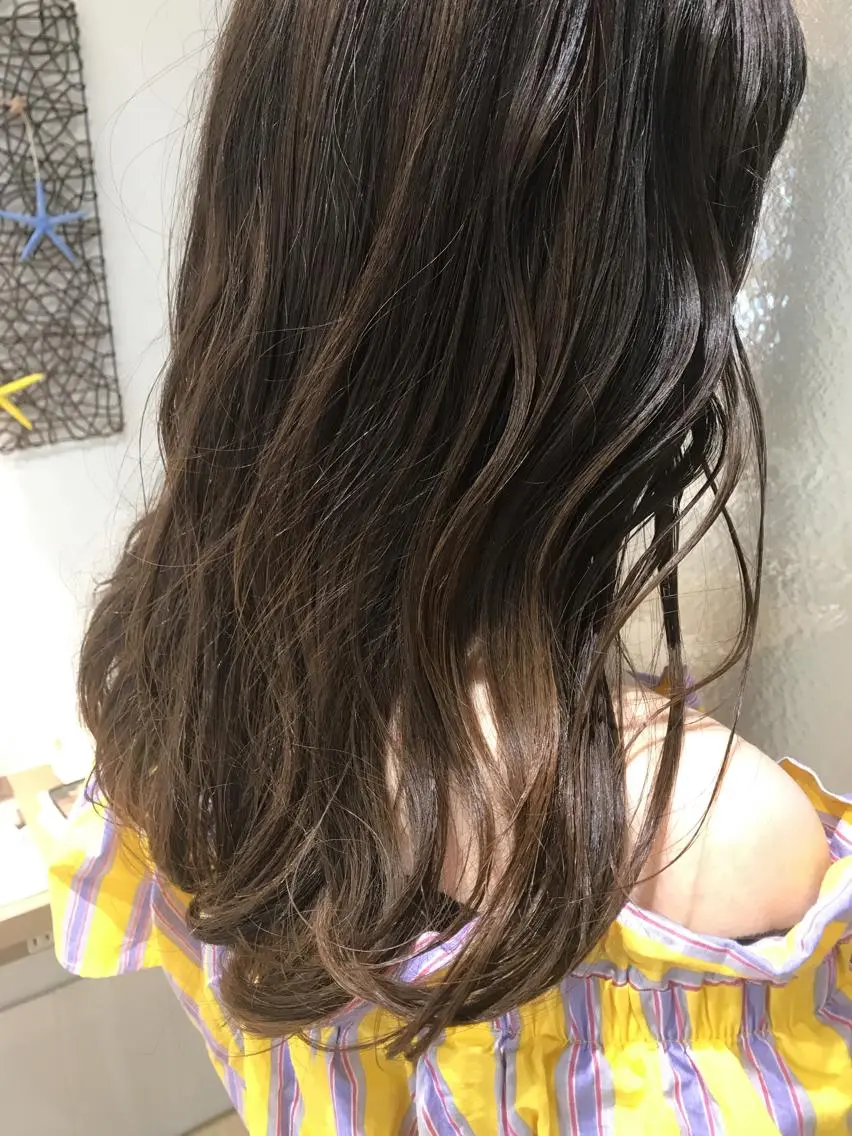 ロング アッシュ ハイライト レイヤーカット カット パーマ 稲荷 友美のヘアスタイル
