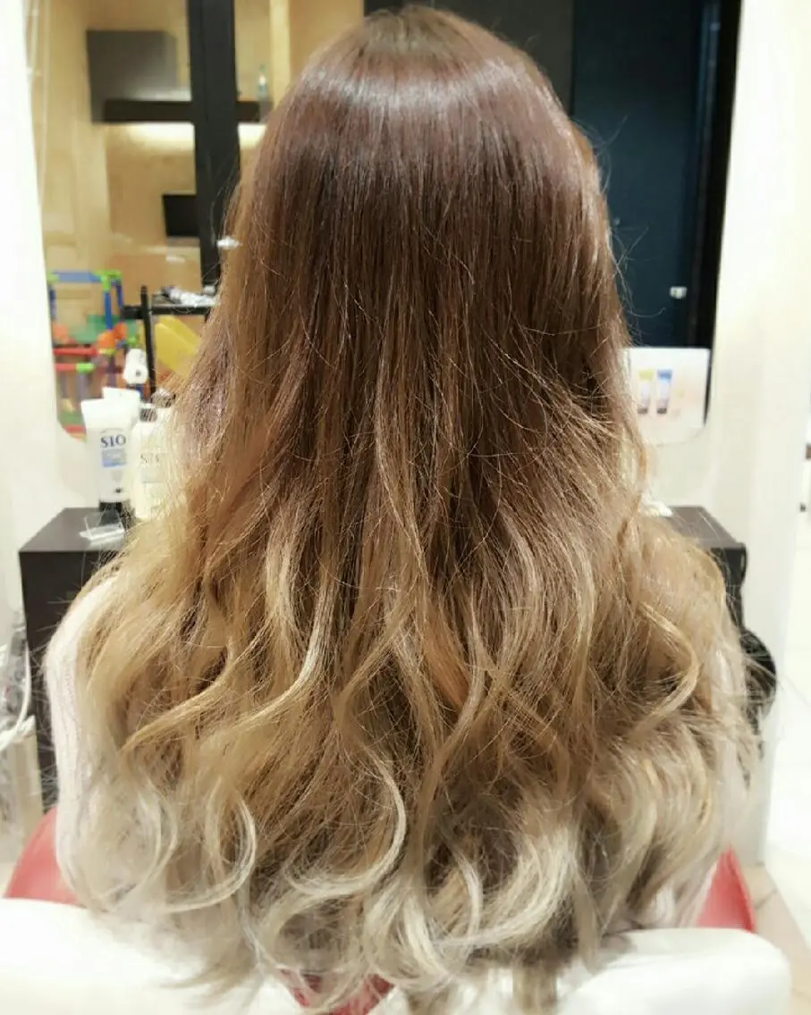 ロング カラー ヘアアレンジ アッシュ グラデーションカラー ホワイトアッシュ 秋山 幸太のヘアスタイル