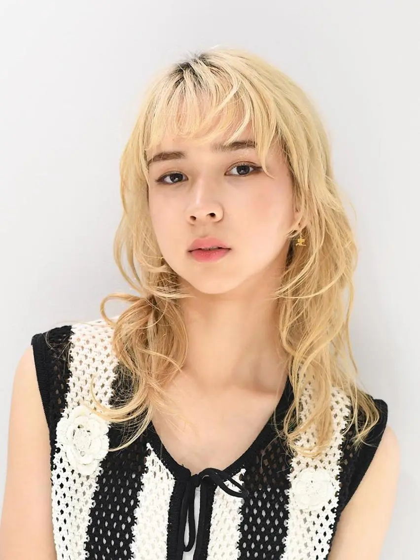 セミロング カラー ブリーチ ブロンド レイヤーカット ウルフカット アース越谷 レイクタウン店のヘアスタイル