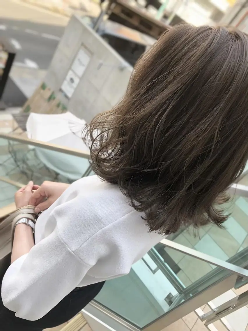 カラー パーマ ヘアアレンジ ミディアム アディクシーカラー アッシュ ミストバング ブリーチ ブロンド 初めでも安心🌟 newi町田✂のヘアスタイル