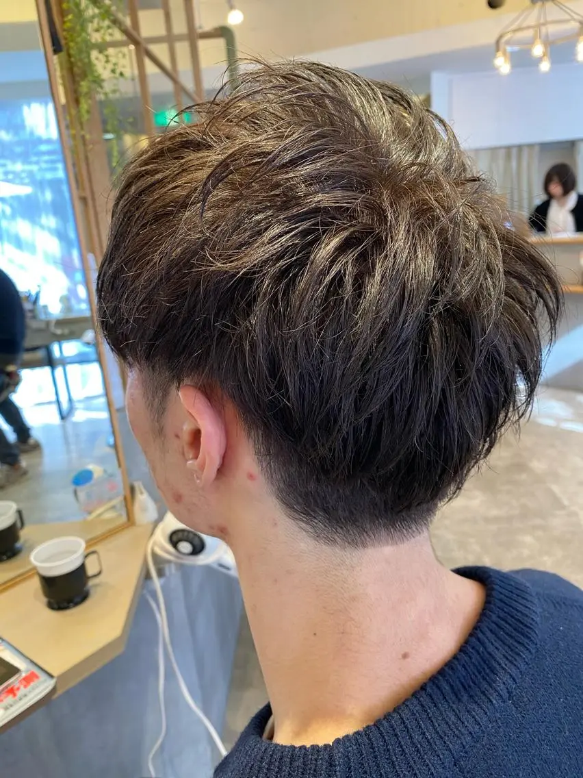 ショート カラー メンズ メンズブリーチ マッシュ ブリーチ グレージュ ブリーチなしカラー カット ヘアカラー 千知岩 佑哉のヘアスタイル
