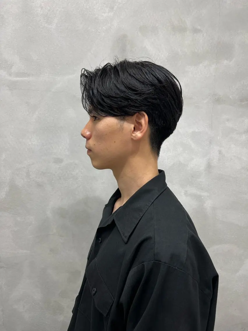 ショート メンズ センターパート 刈り上げ 村山 豪歩のヘアスタイル