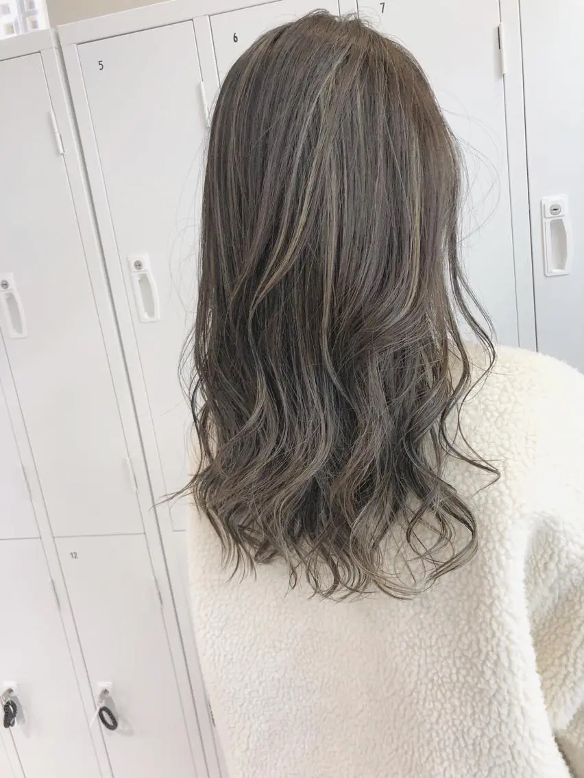 セミロング カラー グレージュ ハイライトカラー ハイライト 山崎 俊介のヘアスタイル