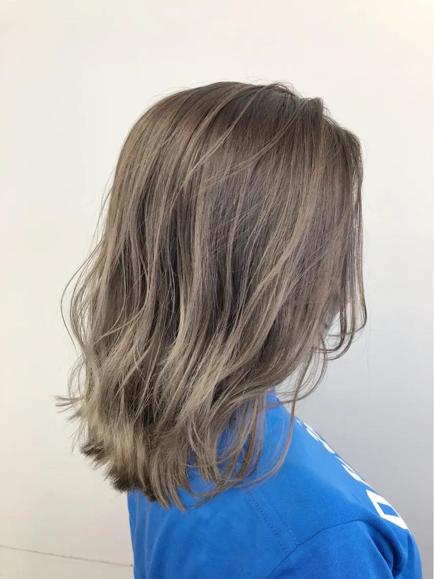 ミディアム カラー バレイヤージュ シルバー レイヤーカット カット ヘアカラー トリートメント 代表　YUKI ☆のヘアスタイル