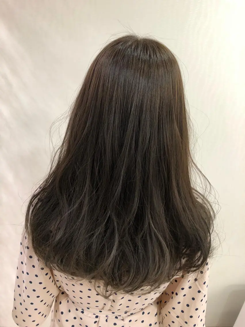 ロング カラー ブリーチ グレージュ ブリーチなしカラー 宮下 愛璃紗のヘアスタイル