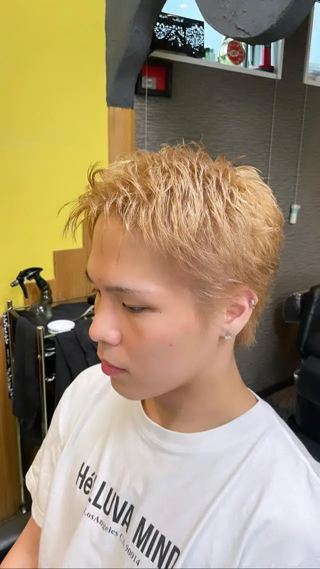 ショート カラー メンズ スパイキーショート ベージュカラー ミルクティーベージュ ショートヘア デザインカラー🏝️ 須賀汐音のヘアスタイル