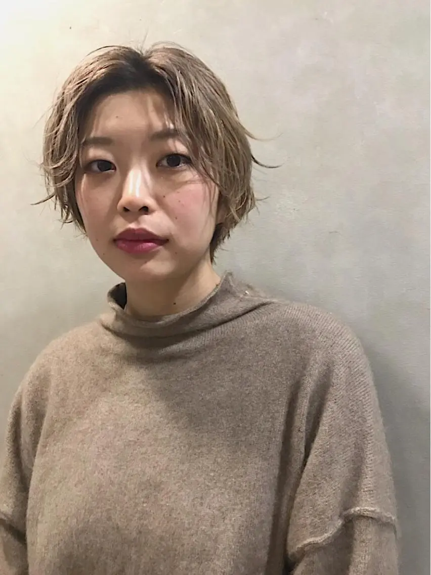 ショート カラー ヘアアレンジ ベージュカラー ミルクティーベージュ ヘアカラー トリートメント lani ブリーチ /ダブルカラーのヘアスタイル