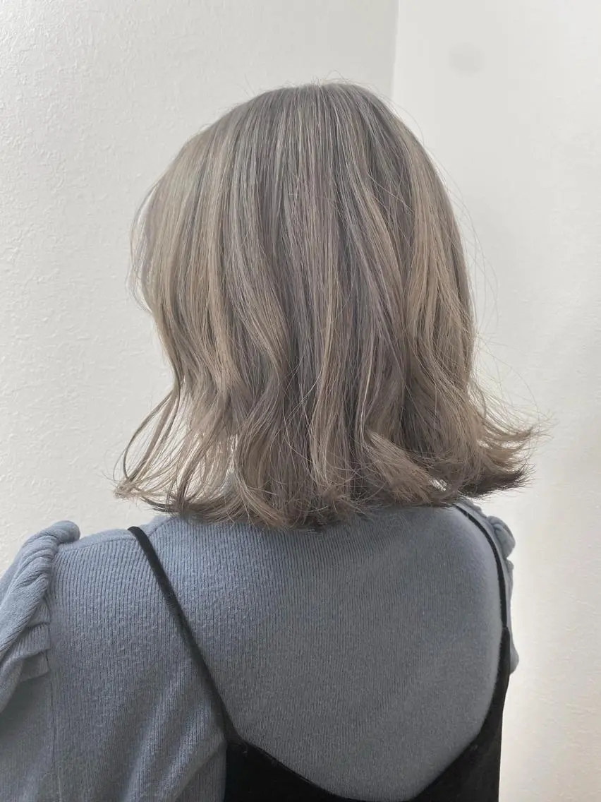 カラー ブリーチ グレージュ 中村 彩夏のヘアスタイル