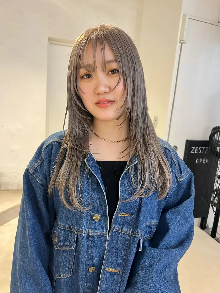 ロング カラー シルバー 顔まわりレイヤー 顔周りカット レイヤーカット 顔周りカット/透明感 カラー✂️MEIのヘアスタイル