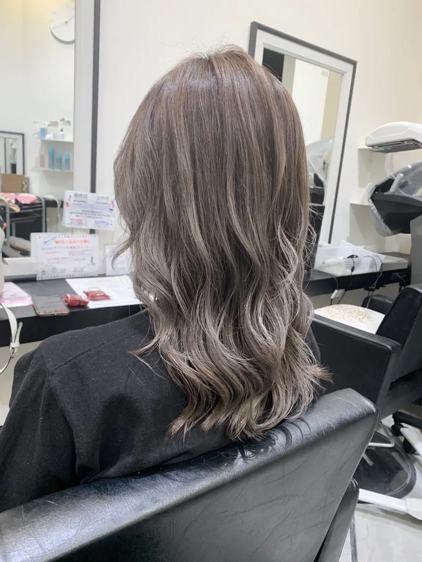 セミロング カラー グレージュ カット ヘアカラー 喜友名 泉樹のヘアスタイル