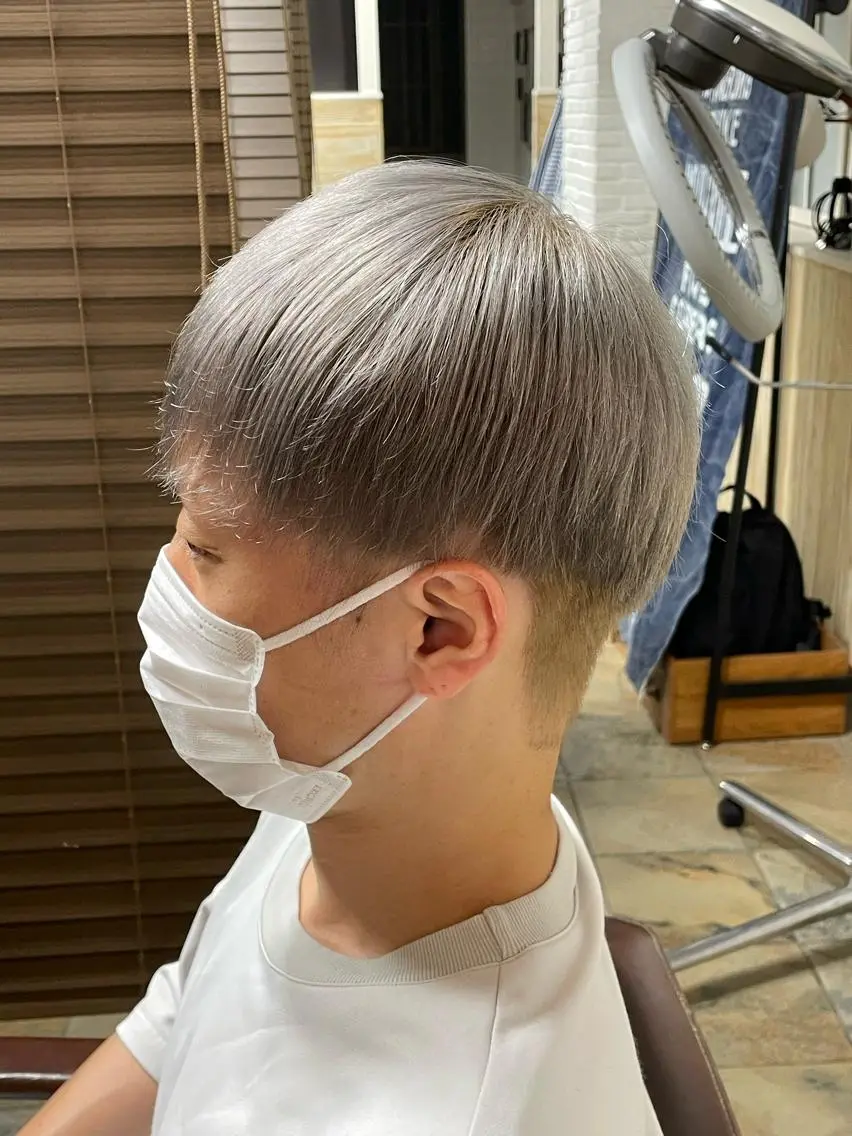 ショート カラー メンズ マッシュ シルバー 榎戸 怜真のヘアスタイル