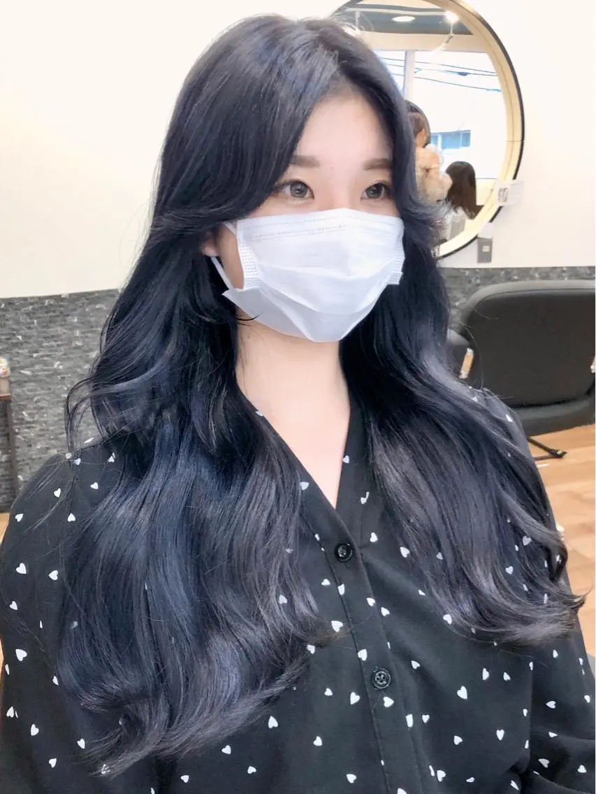 ロング カラー 黒髪 ブリーチ ブルーカラー ブルーブラック ネイビーカラー カット ヘアカラー トリートメント トレンドヘア🌿 chinariのヘアスタイル