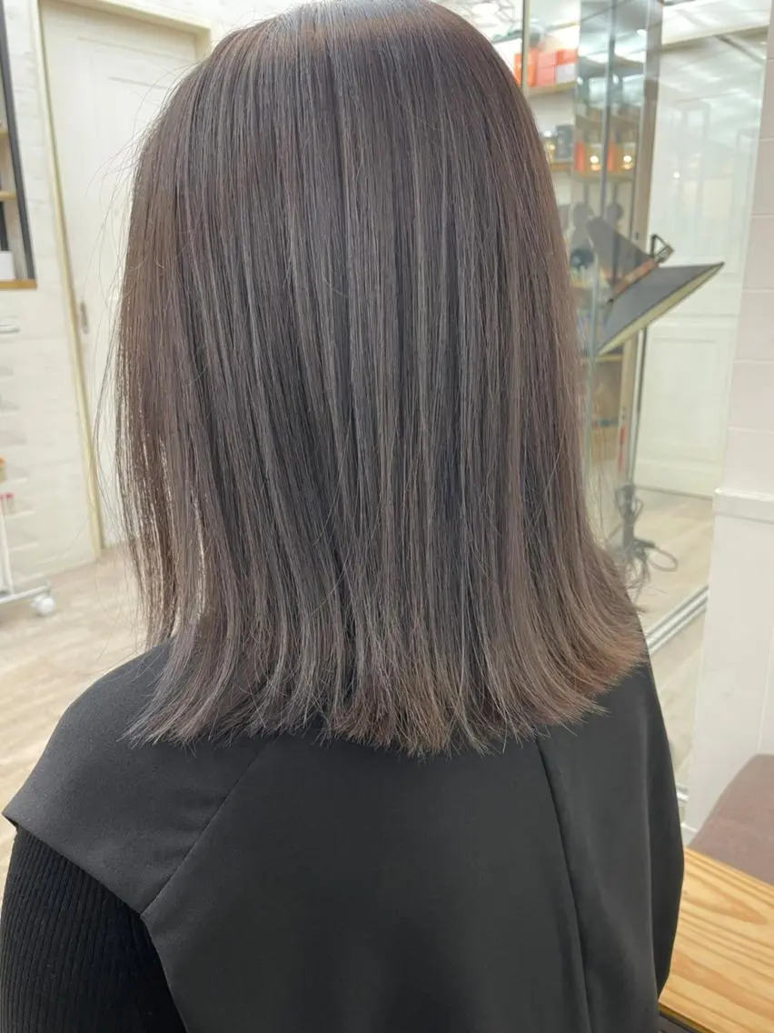 ミディアム ハイライト 外ハネヘア newi saLyu ネウィ　サリューのヘアスタイル