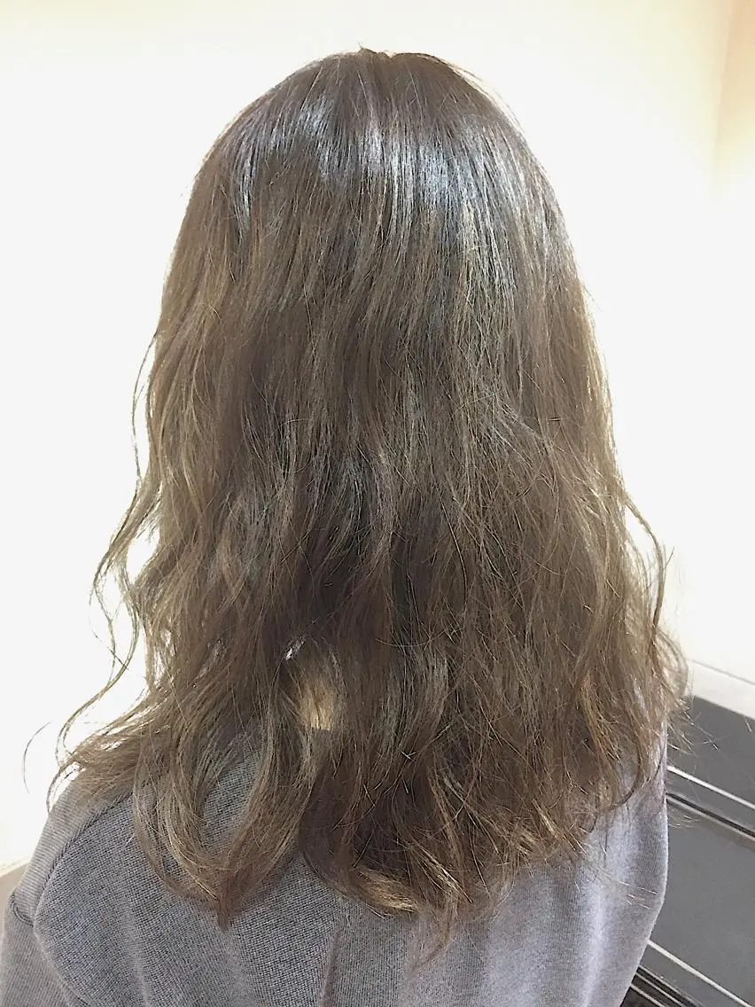ロング カラー パーマ アッシュ グレージュ ハイライトカラー ハイライト 可愛いを作る神 ナオヒロのヘアスタイル