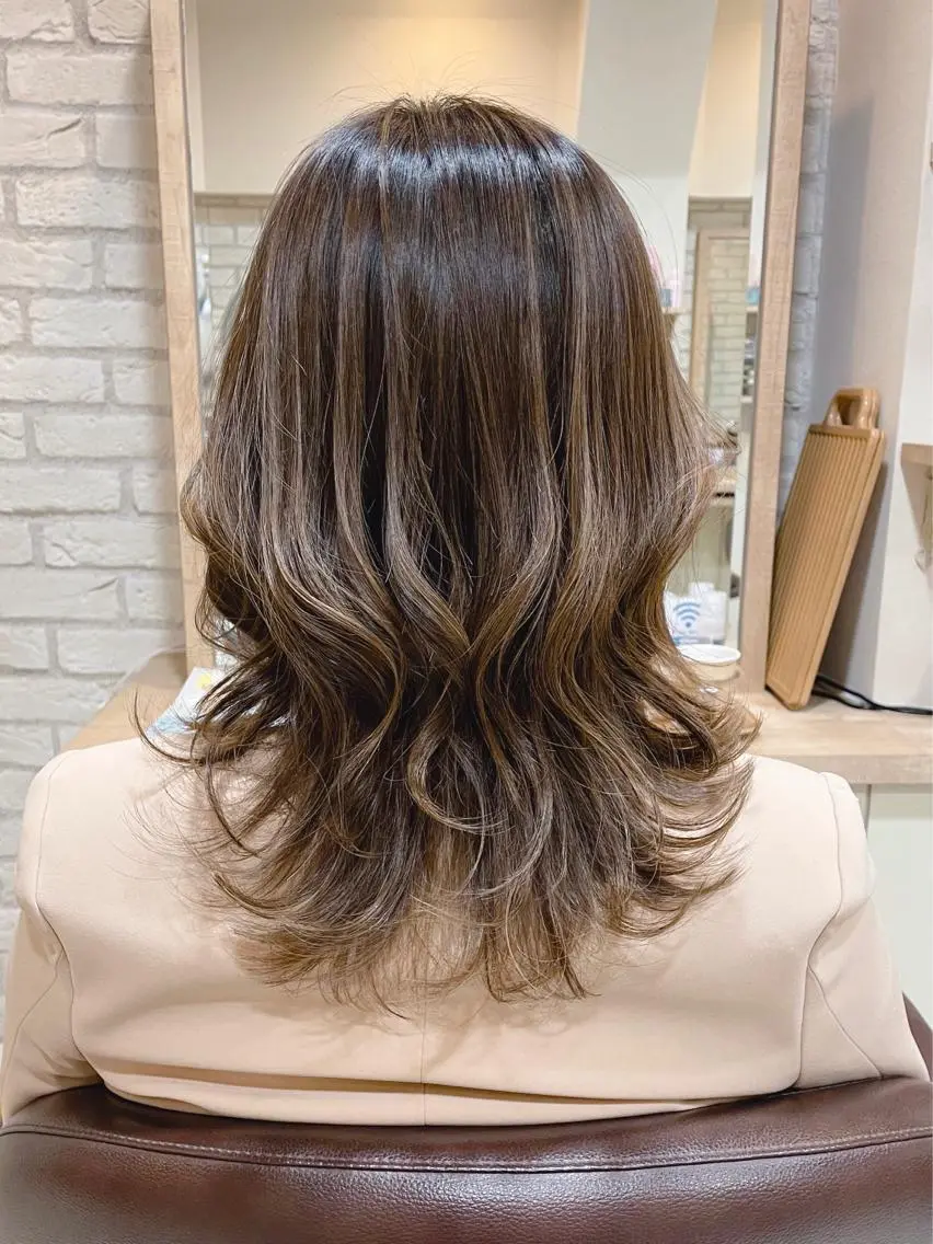 ミディアム カラー グレージュ ハイライトカラー ハイライト カット ヘアカラー トリートメント 清水 有実子のヘアスタイル