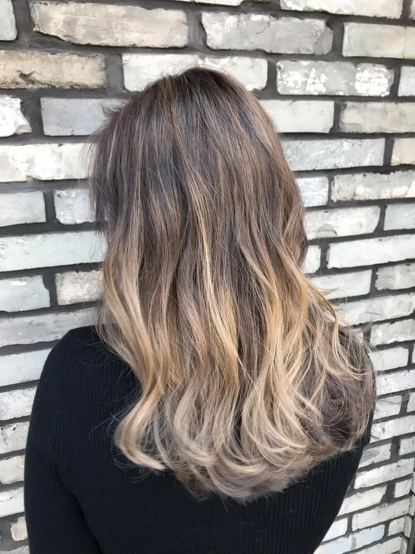 セミロング カラー バレイヤージュ ブロンド グラデーションカラー 外国人風カラー レイヤーカット ヘアカラー 似合わせ/ カラー.岡田友仁のヘアスタイル