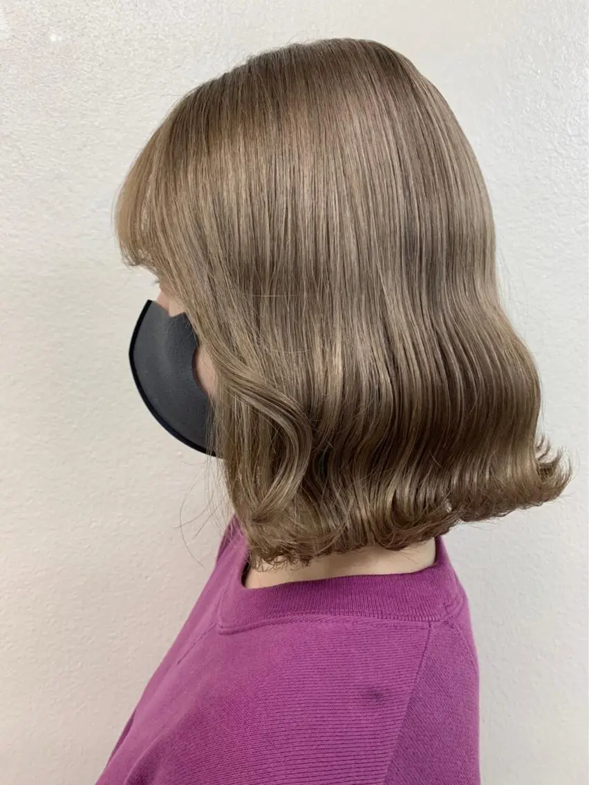 カラー ミルクティーカラー イイサカシュンスケのヘアスタイル