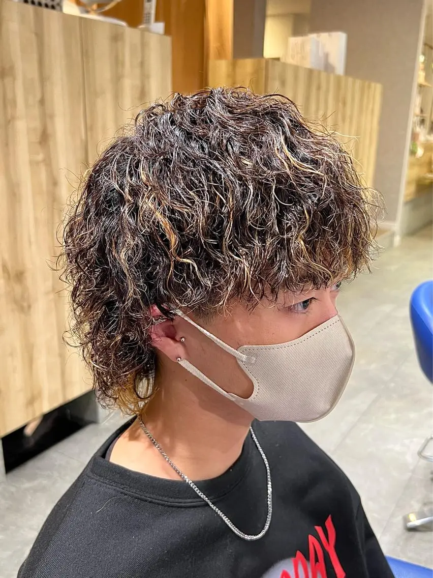 ミディアム カラー パーマ メンズ ミディアムパーマ メンズメッシュ メンズパーマ ツイストスパイラルパーマ 波巻きパーマ メンズパーマ職人 加藤 弘貴のヘアスタイル